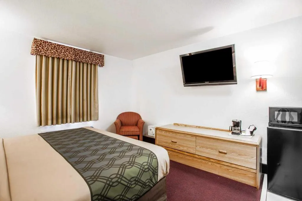 Bed in Econo Lodge Truman Inn