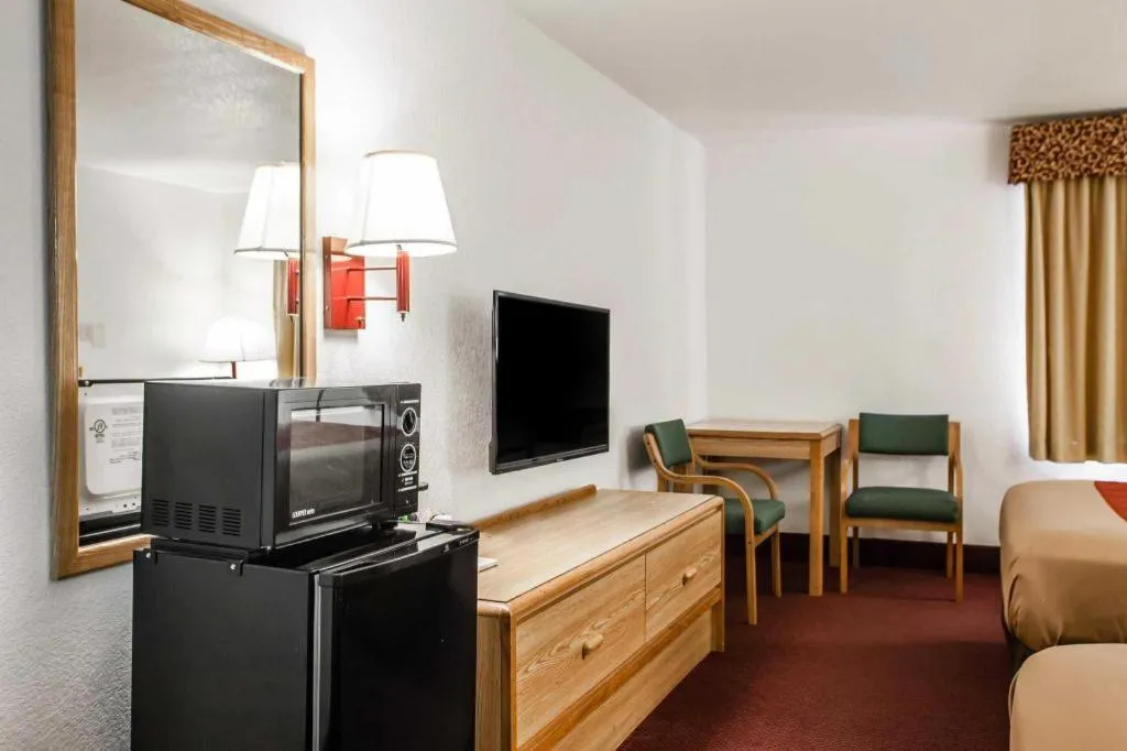 Bed in Econo Lodge Truman Inn