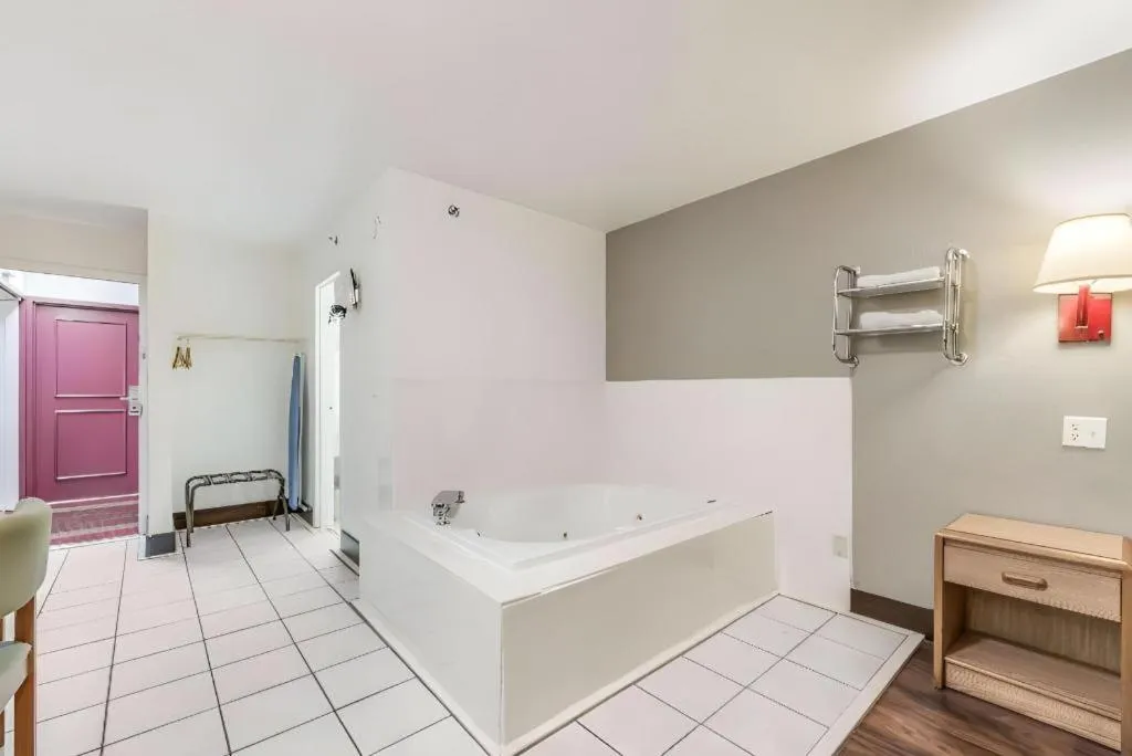 Econo Lodge Truman Inn