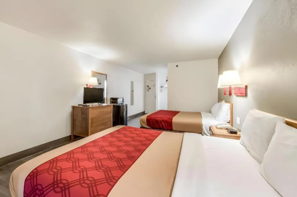 Bed in Econo Lodge Truman Inn