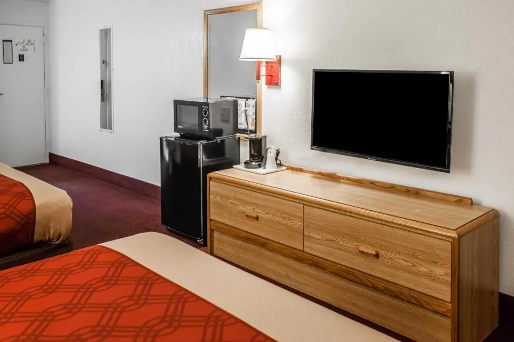 Bed in Econo Lodge Truman Inn