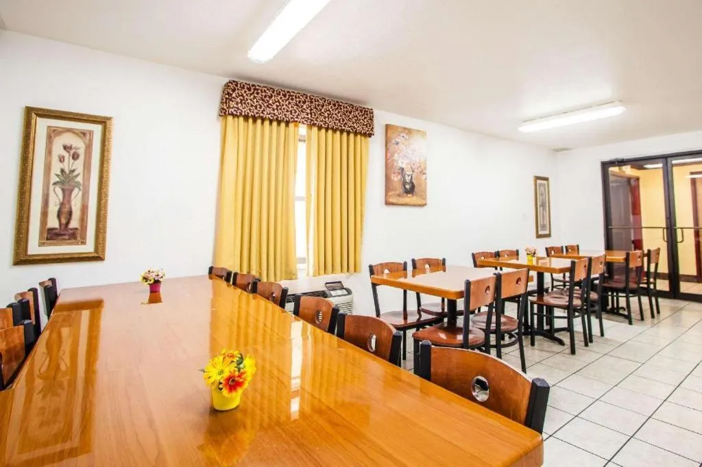 Econo Lodge Truman Inn