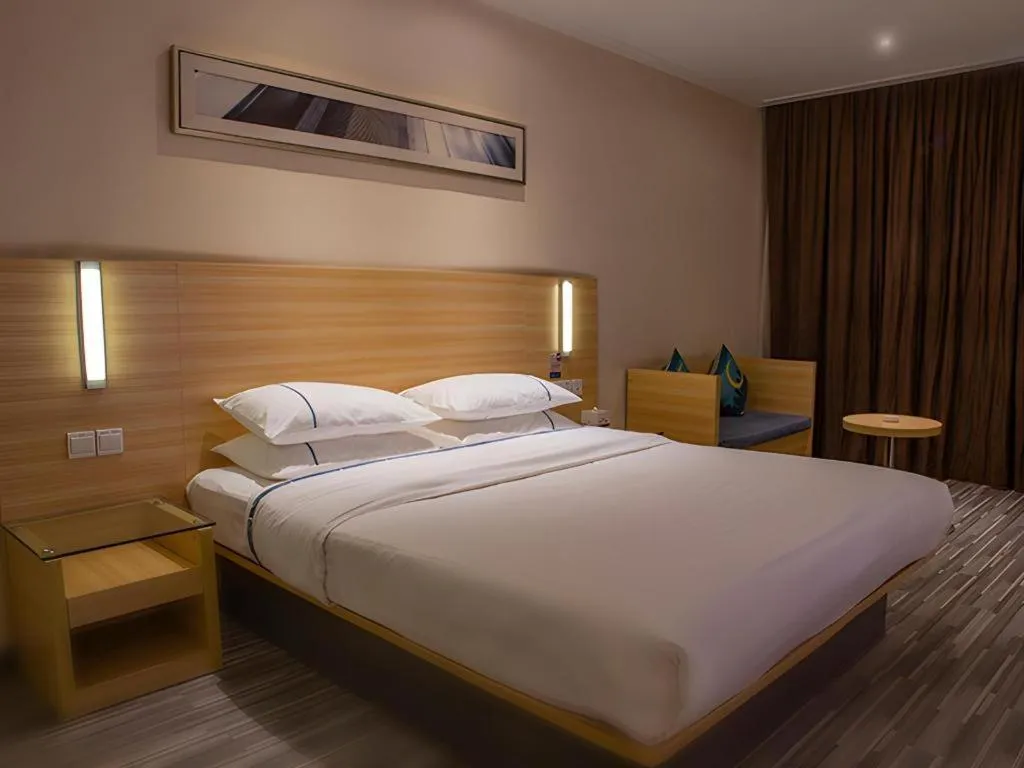 Bed in City Comfort Inn Zhuzhou Sports Center Red Star Macalline