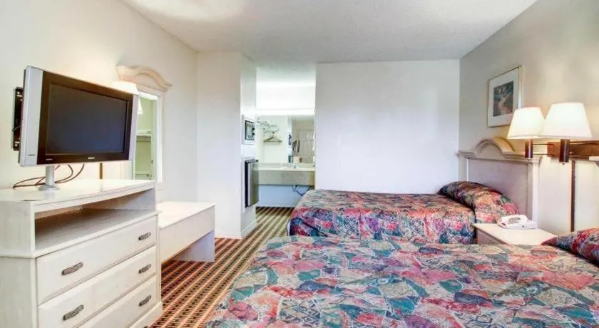 Bed in Econo Lodge Pearl - Jackson