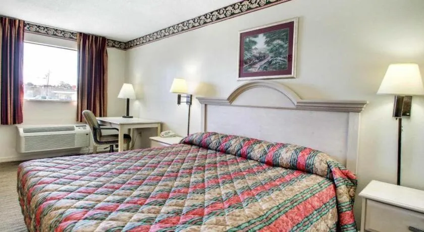Bed in Econo Lodge Pearl - Jackson