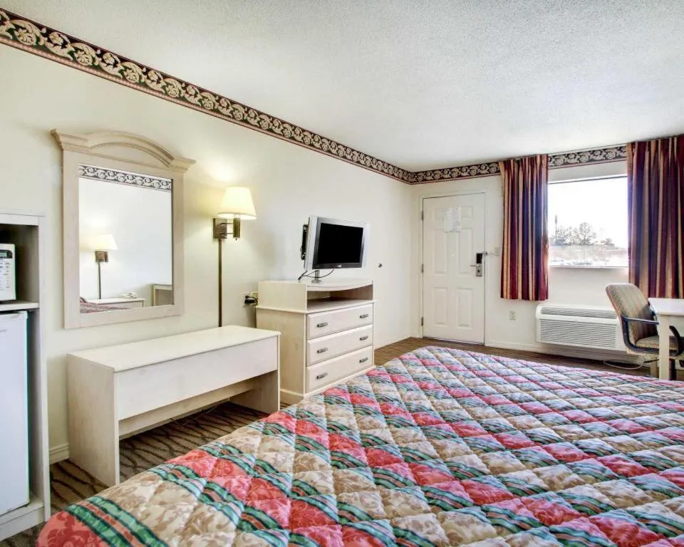 Bed in Econo Lodge Pearl - Jackson