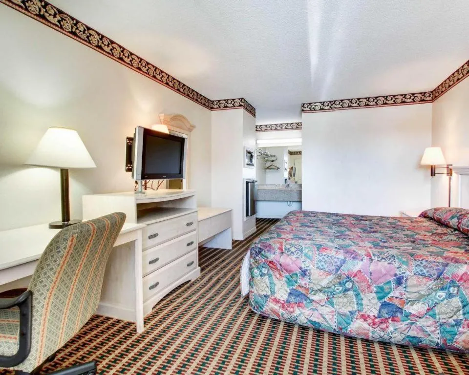 Bed in Econo Lodge Pearl - Jackson