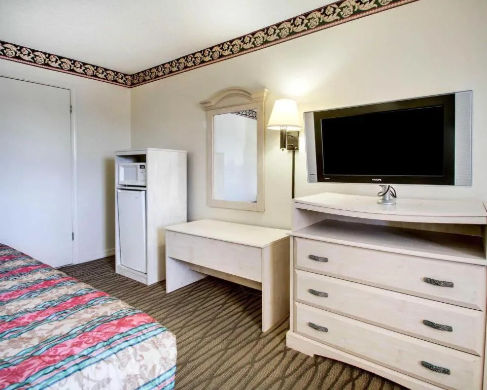 Bed in Econo Lodge Pearl - Jackson