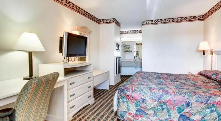 Bed in Econo Lodge Pearl - Jackson