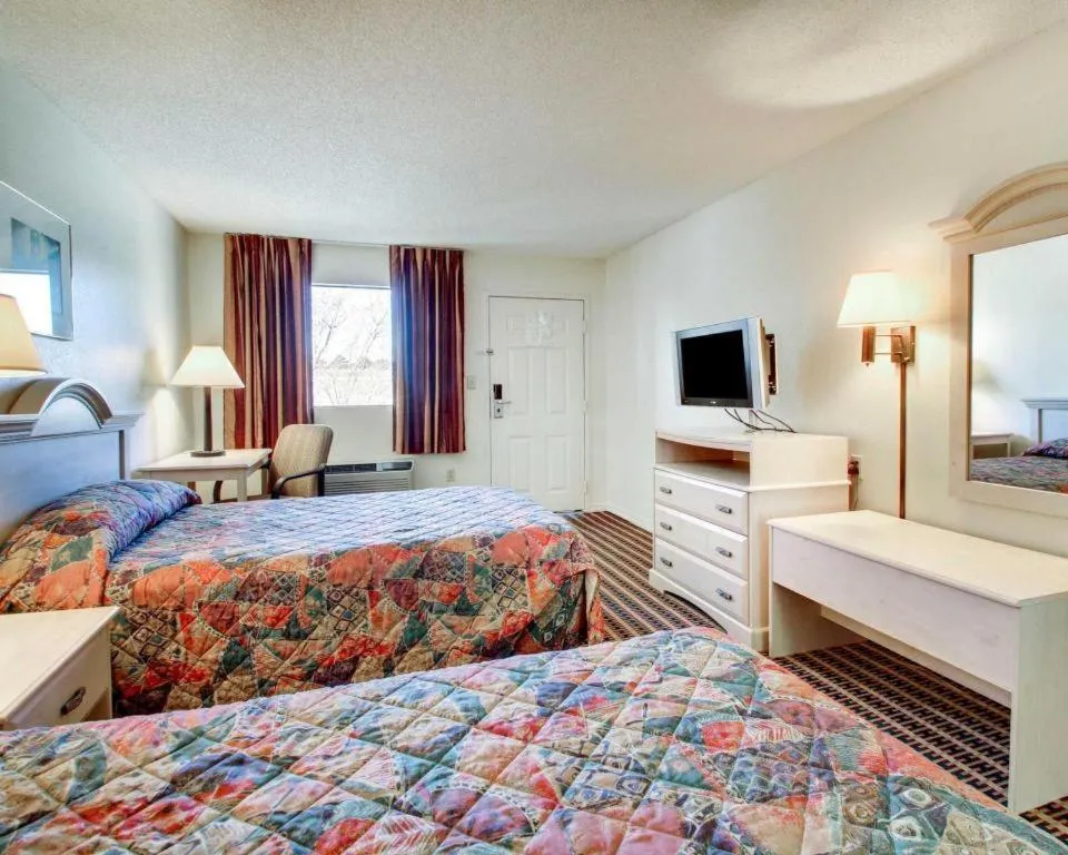 Bed in Econo Lodge Pearl - Jackson