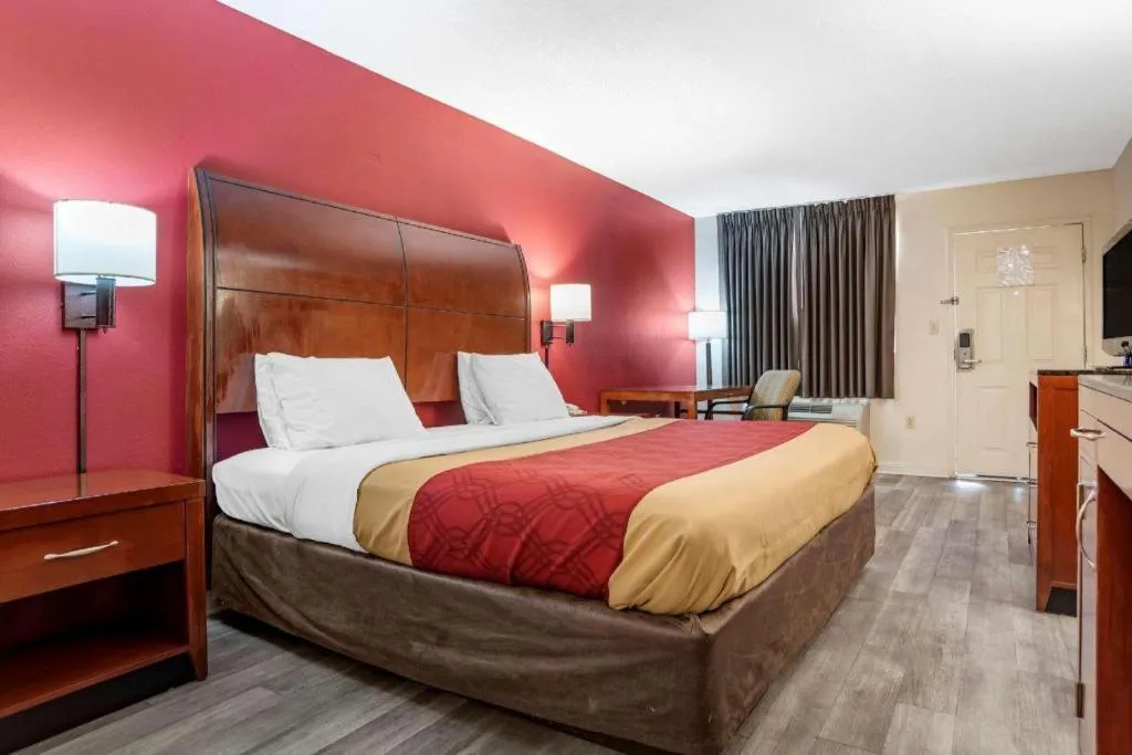 Bed in Econo Lodge Pearl - Jackson