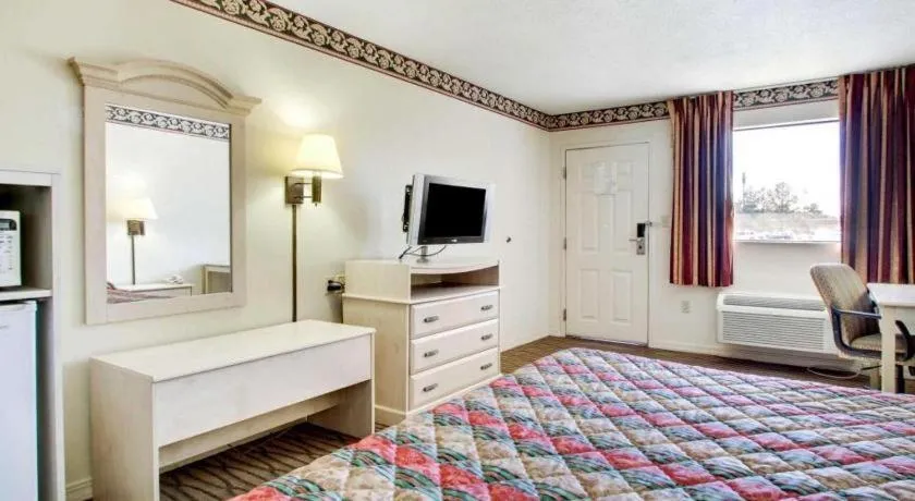 Bed in Econo Lodge Pearl - Jackson