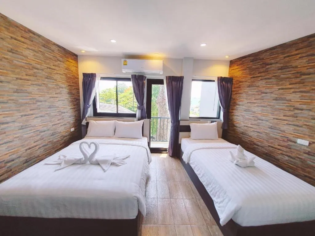 Bed in Rainbow Sky Hotel Samet