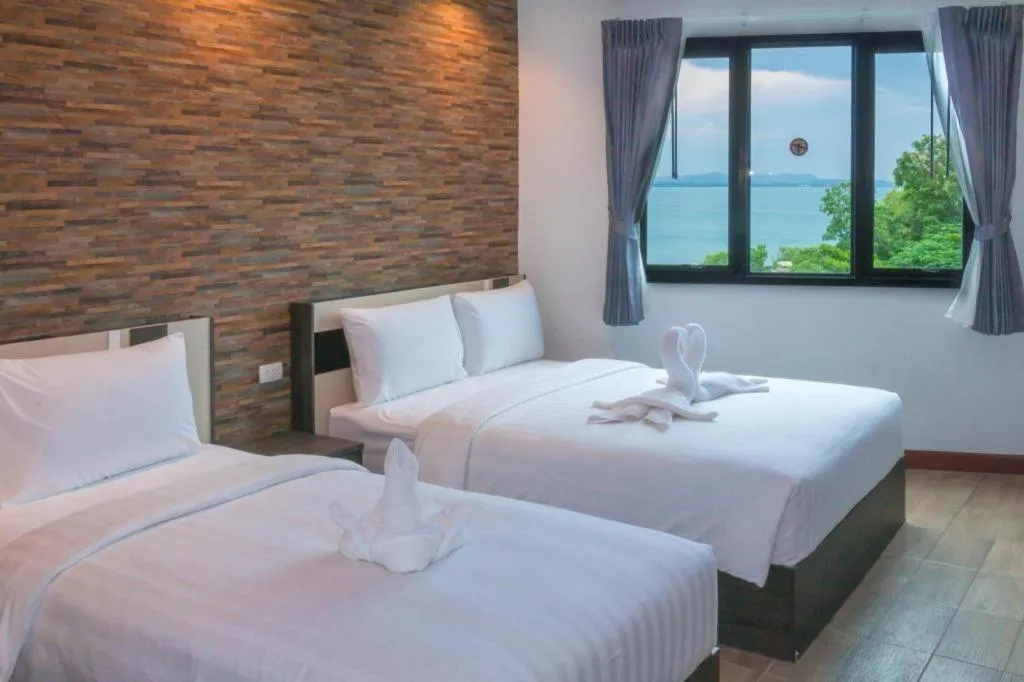 Bed in Rainbow Sky Hotel Samet