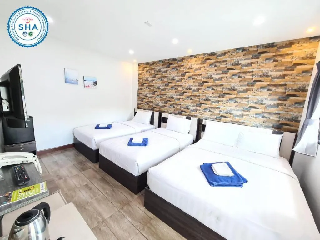 Bed in Rainbow Sky Hotel Samet