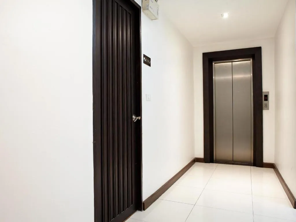 White House Asoke Sukhumvit 18