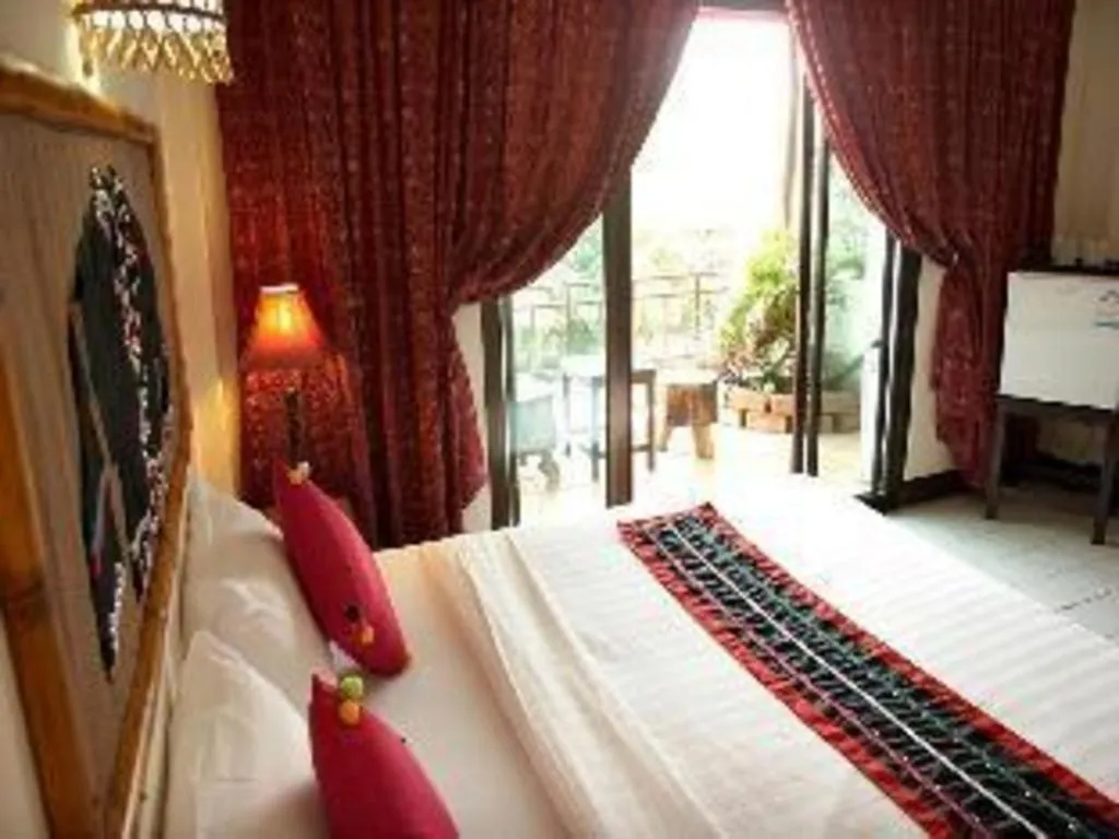 Bed in Phumanee Home Hotel