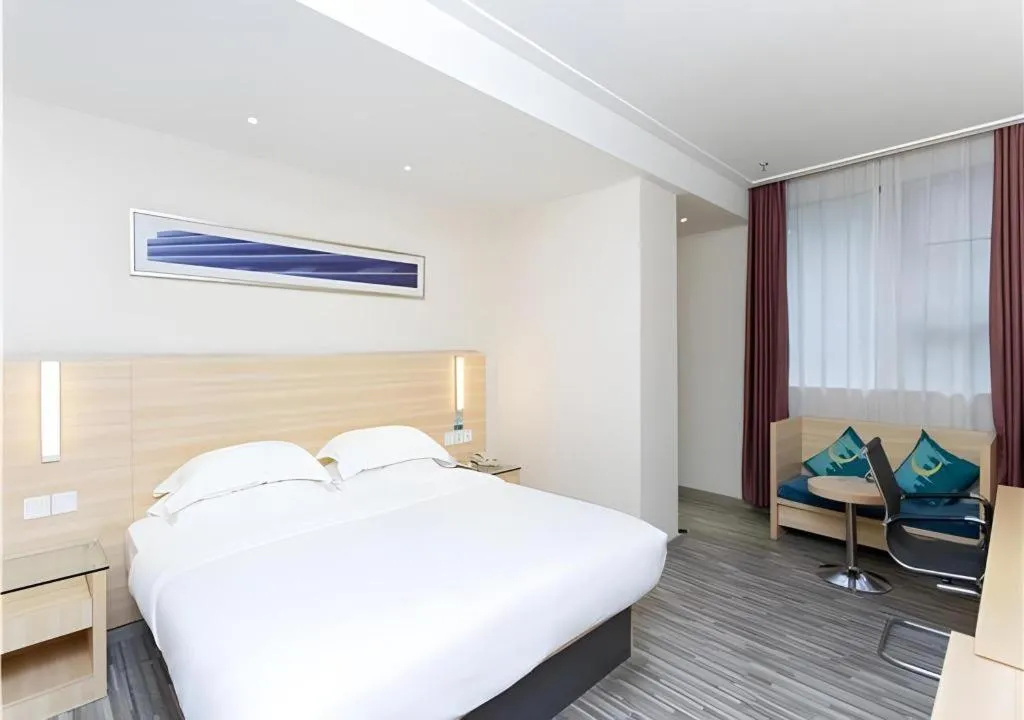 Bed in City Comfort Inn Jiangmen Xinhui Xiangshan Park