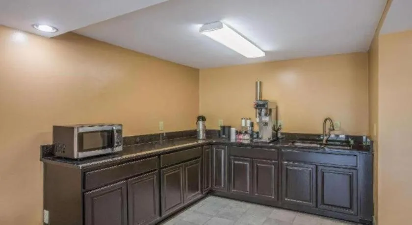 Rodeway Inn & Suites