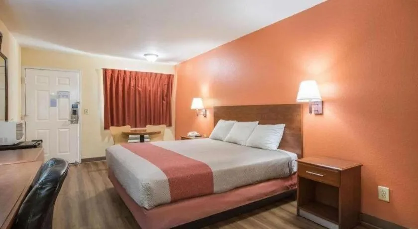 Bed in Rodeway Inn & Suites