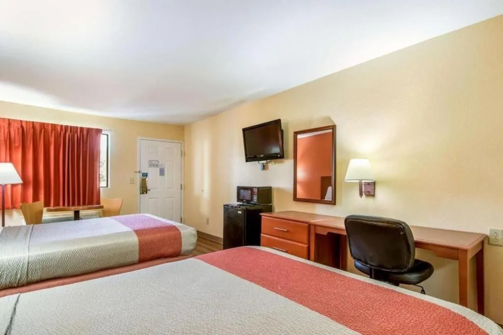 Bed in Rodeway Inn & Suites