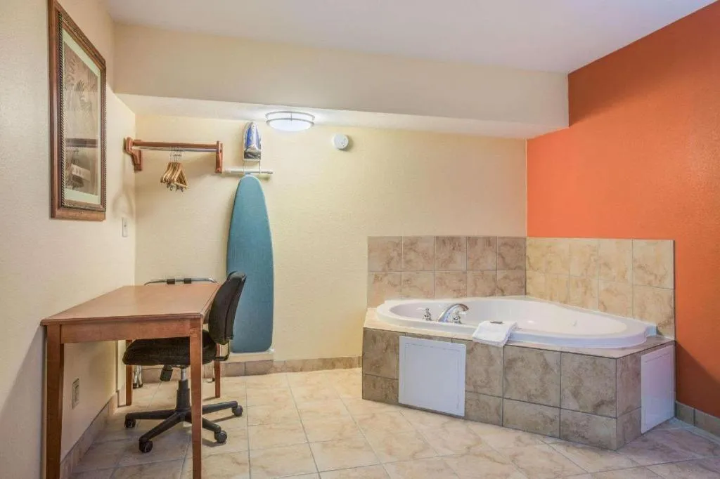 Rodeway Inn & Suites