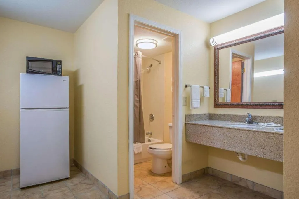 Rodeway Inn & Suites