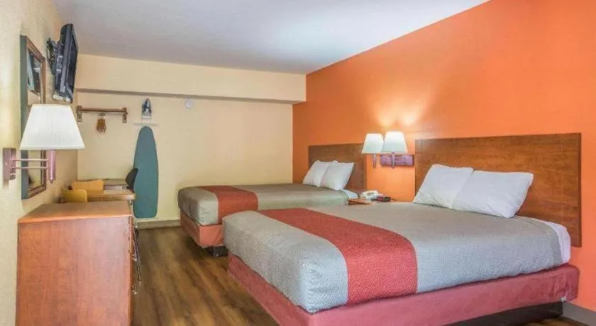 Bed in Rodeway Inn & Suites