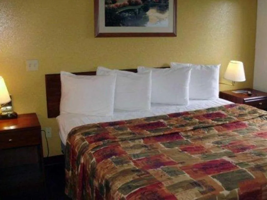 Bed in Rodeway Inn Salina North