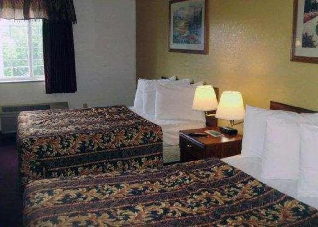 Bed in Rodeway Inn Salina North