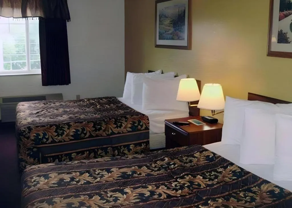 Bed in Rodeway Inn Salina North