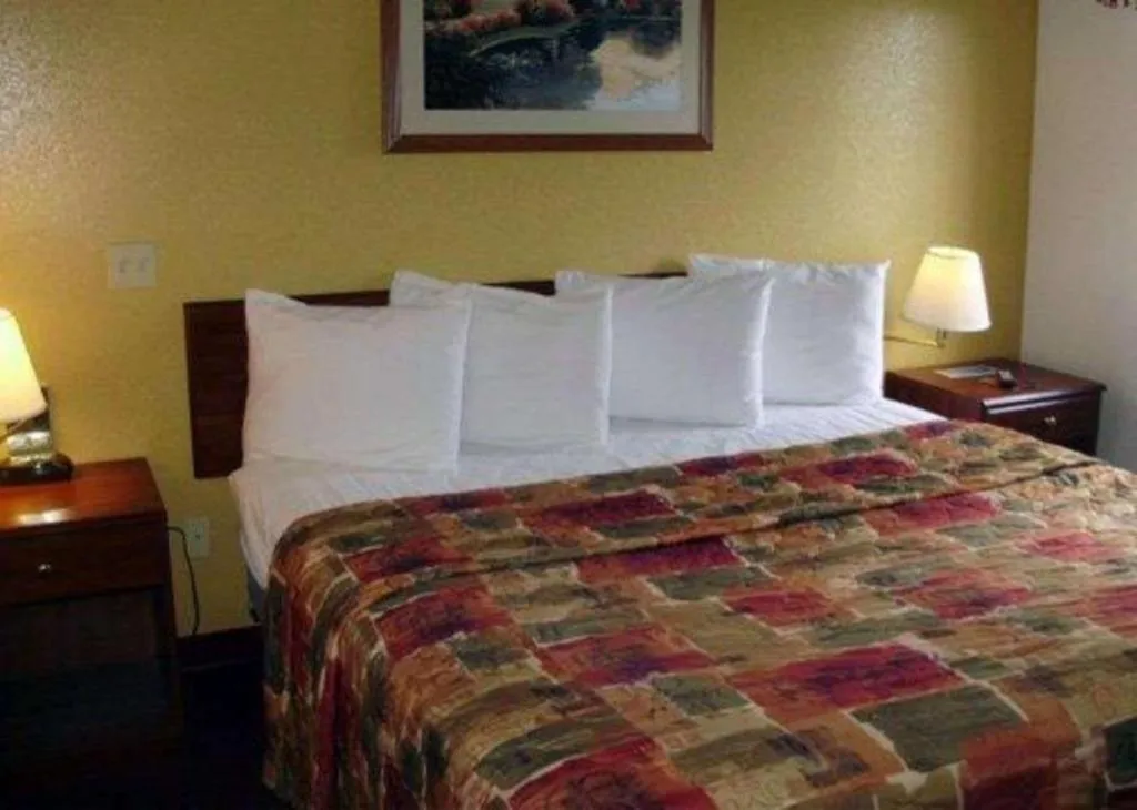 Bed in Rodeway Inn Salina North