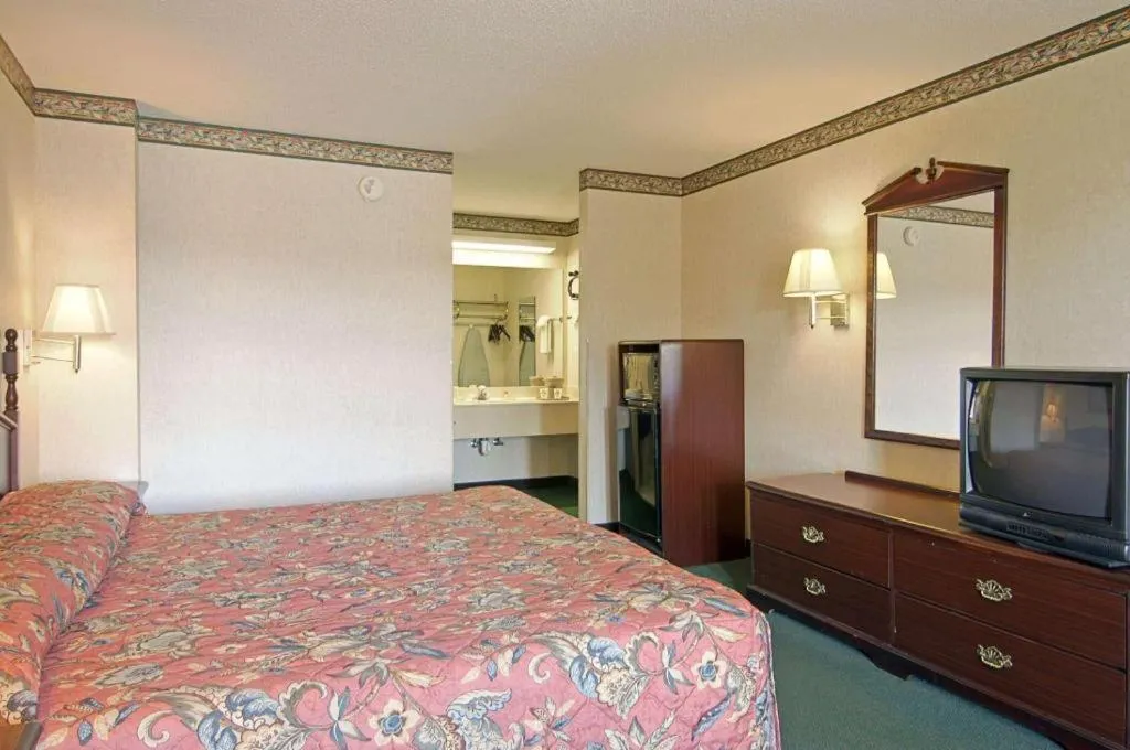 Bed in Days Inn & Suites by Wyndham Fort Valley