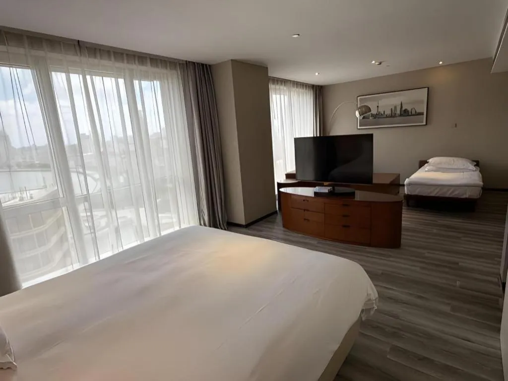 Bed in Shanghai Bund South China Harbour View Hotel