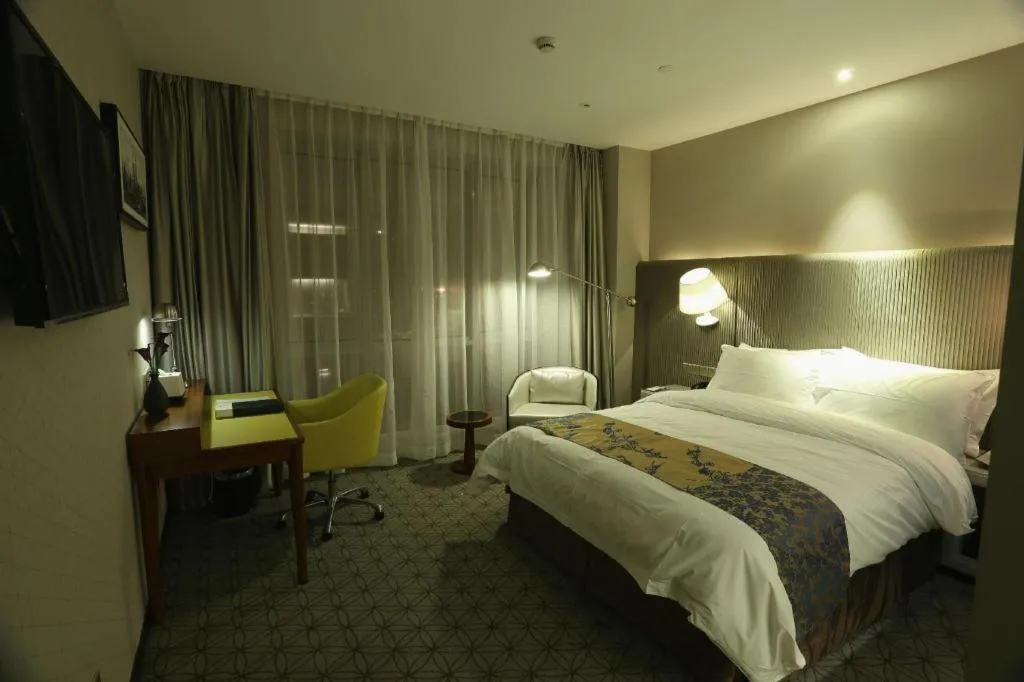 Bed in Shanghai Bund South China Harbour View Hotel