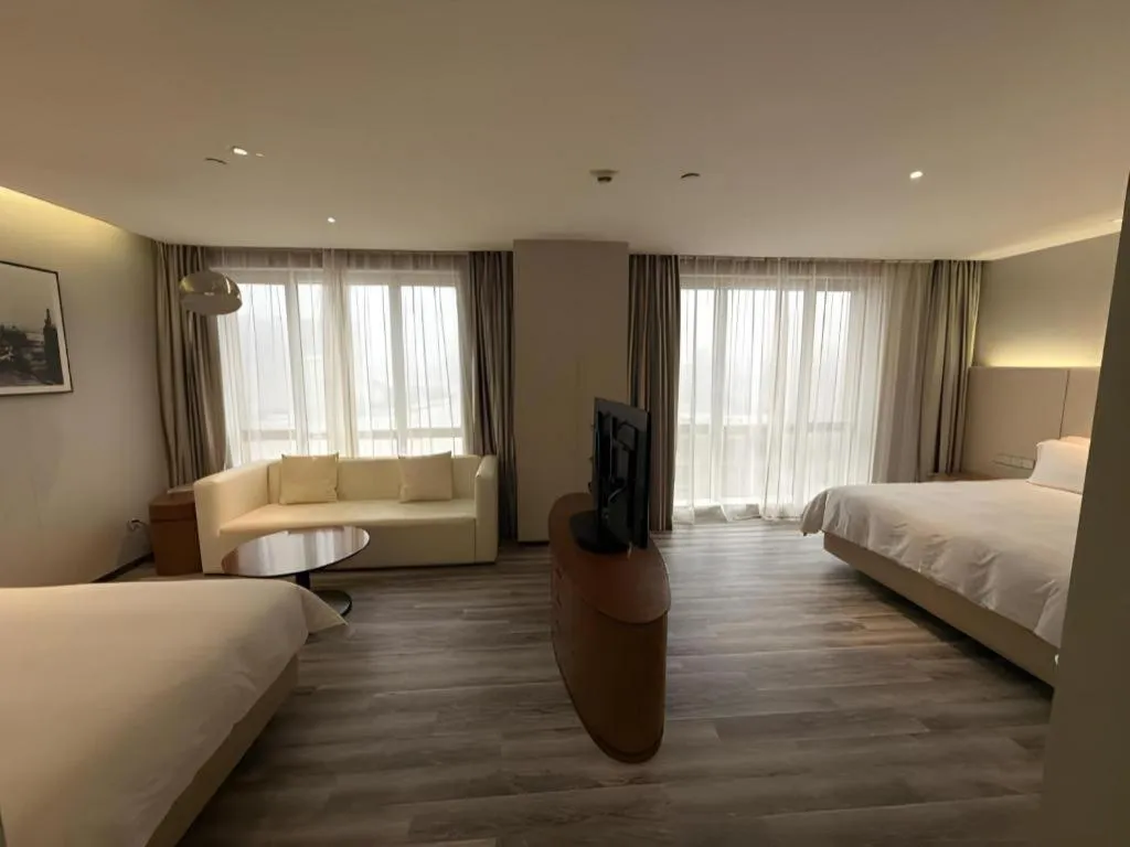 Bed in Shanghai Bund South China Harbour View Hotel