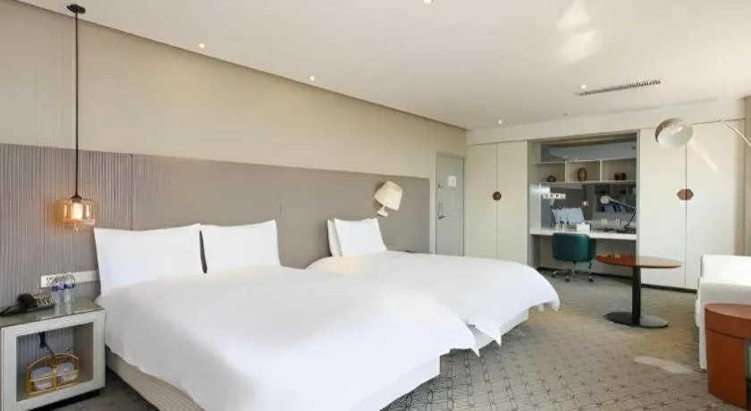 Bed in Shanghai Bund South China Harbour View Hotel