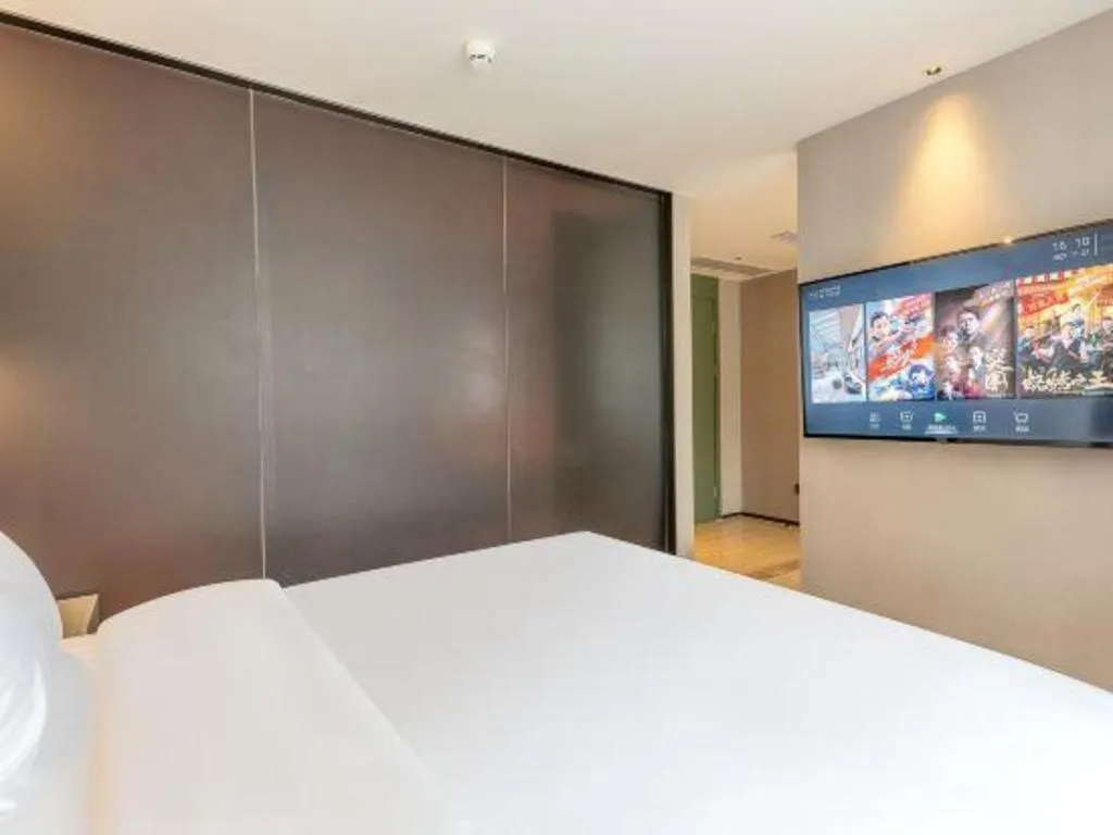 Bed in Bravo Business Hotel