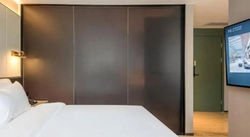 Bed in Bravo Business Hotel