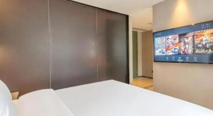 Bed in Bravo Business Hotel