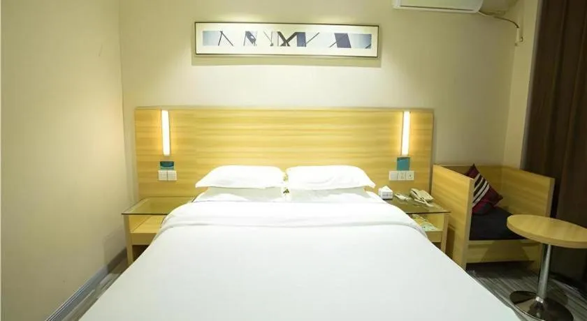 Bed in City Comfort Inn Huanggang Guibinlou Wanda Square