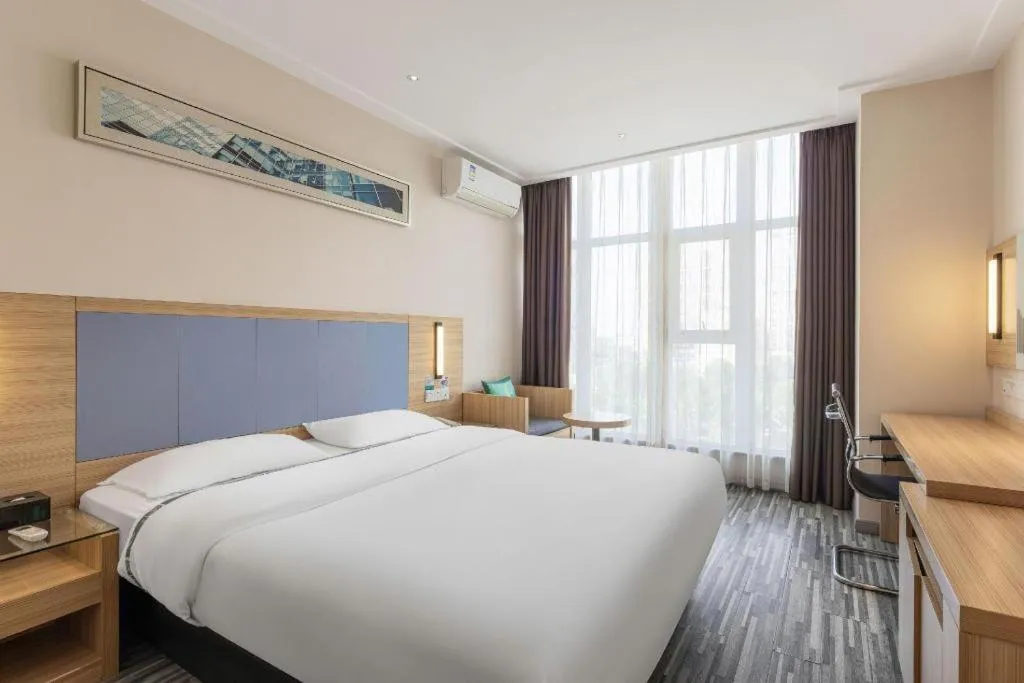 Bed in City Comfort Inn Huanggang Guibinlou Wanda Square