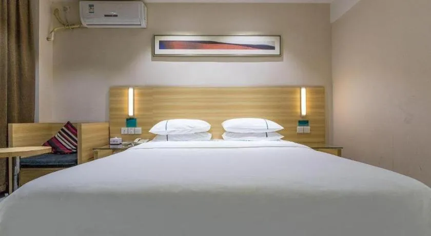 Bed in City Comfort Inn Huanggang Guibinlou Wanda Square