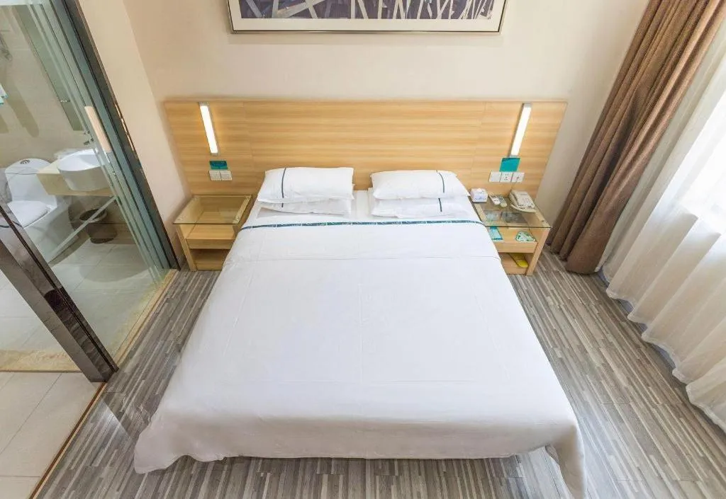 Bed in City Comfort Inn Huanggang Guibinlou Wanda Square