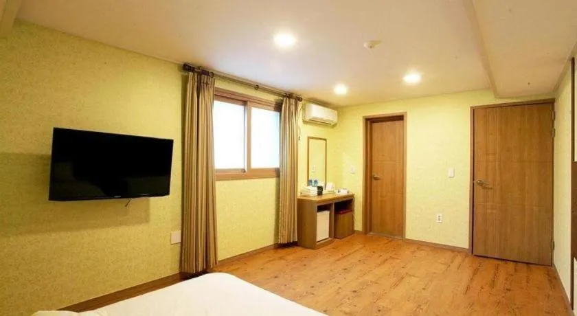 Bed in CJ Tourist Hotel