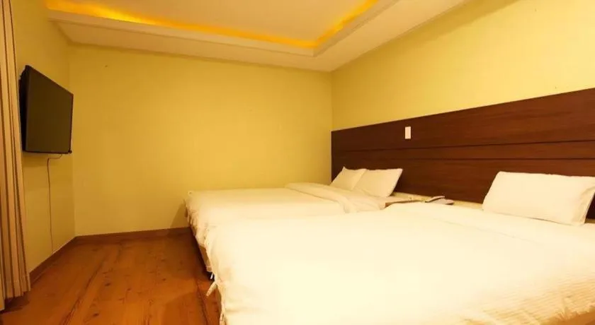 Bed in CJ Tourist Hotel