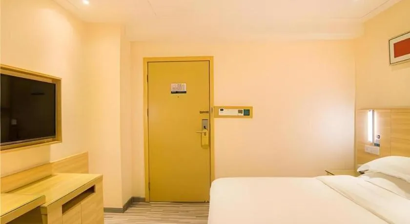 Bed in City Comfort Inn Liuzhou Chengzhong Wanda Plaza