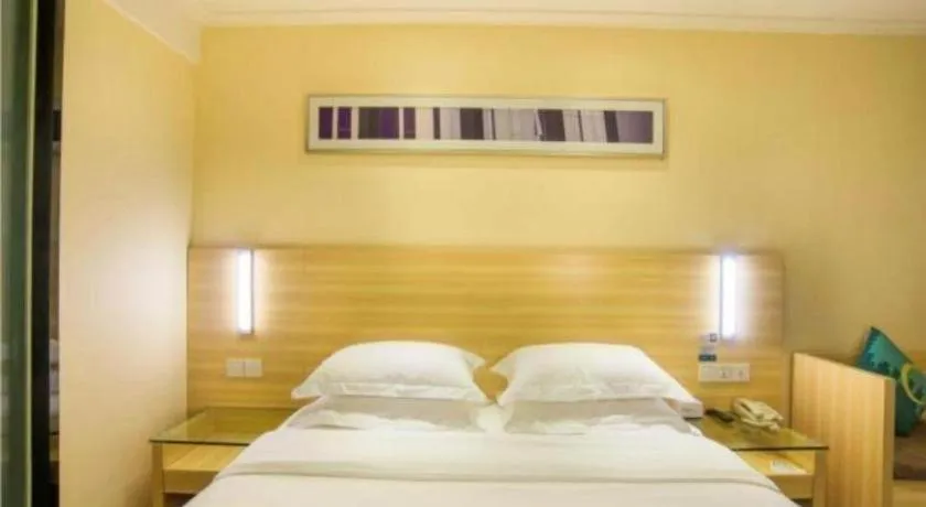 Bed in City Comfort Inn Liuzhou Chengzhong Wanda Plaza