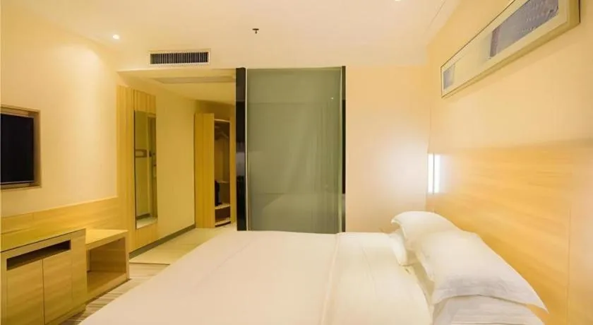 Bed in City Comfort Inn Liuzhou Chengzhong Wanda Plaza