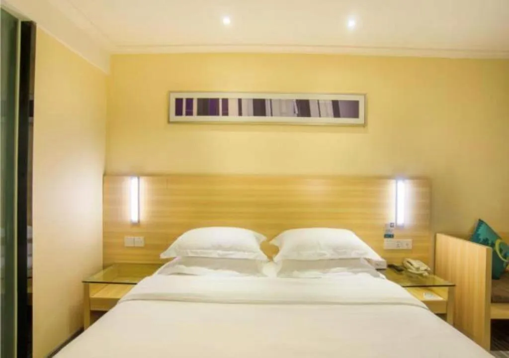 Bed in City Comfort Inn Liuzhou Chengzhong Wanda Plaza